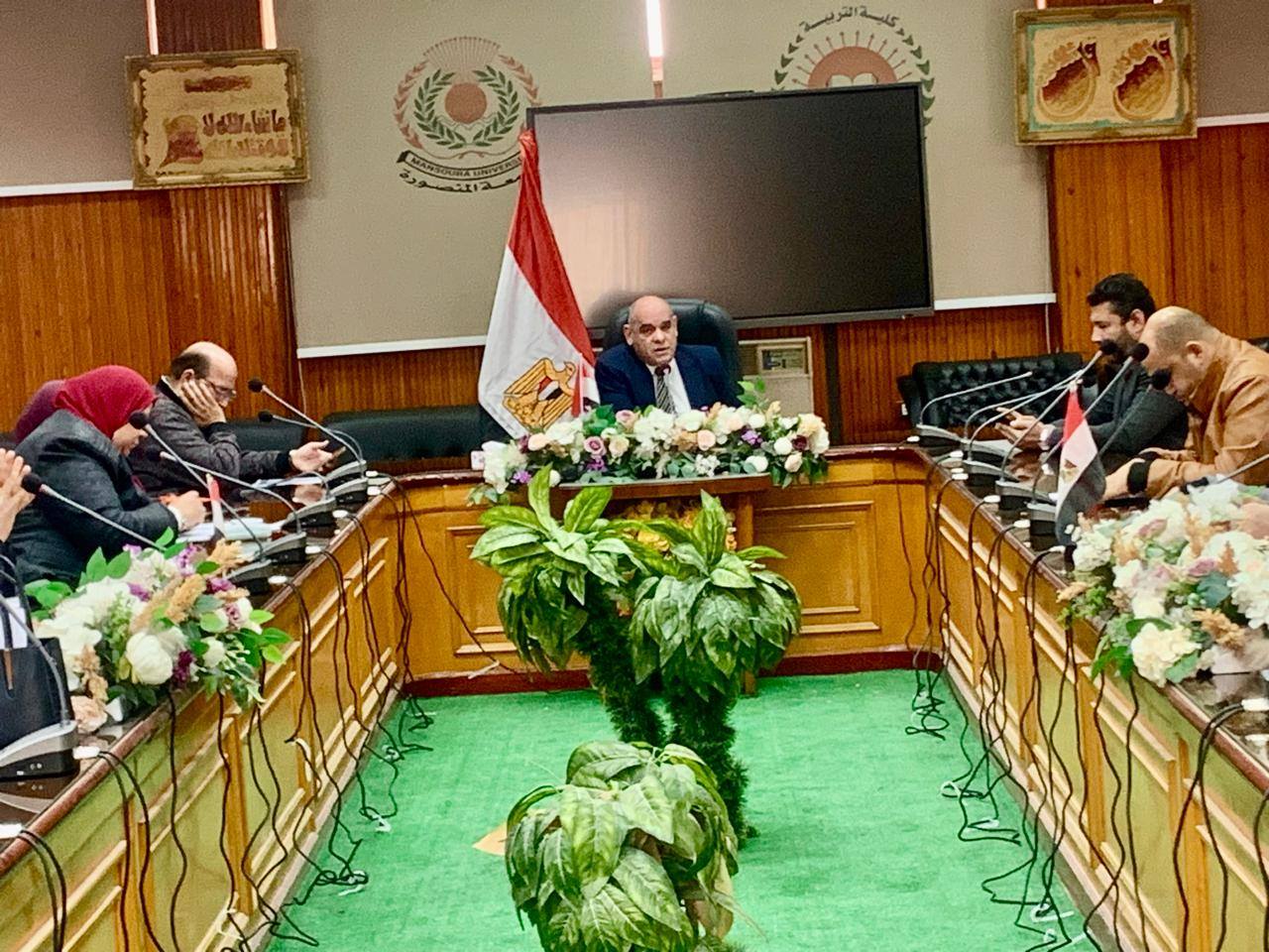 اجتماع السيد أ.د/ علي عبد ربه حسين عميد الكلية برؤساء معايير الدراسة الذاتية 