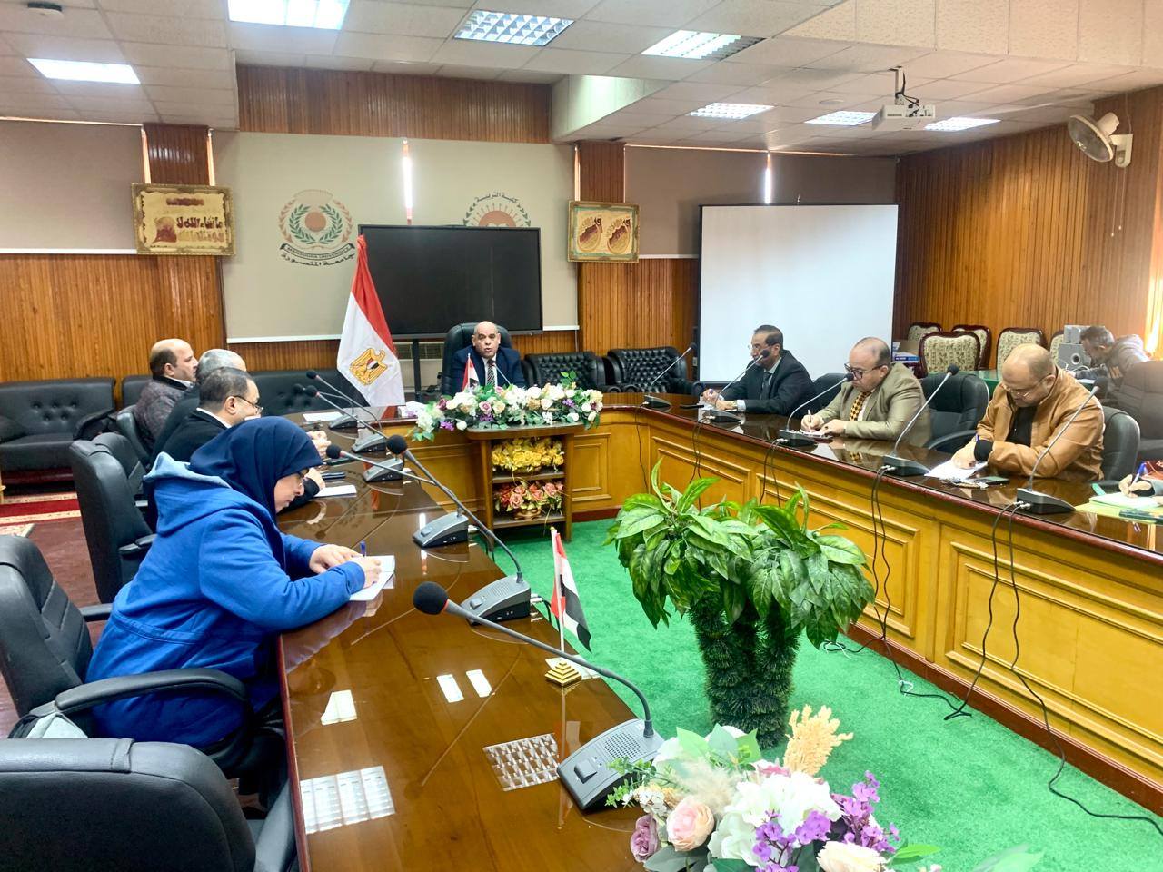اجتماع السيد أ.د/ علي عبد ربه حسين عميد الكلية برؤساء الأقسام العلمية